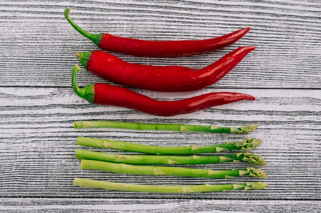 poivre et asperges sur un tableau blanc.