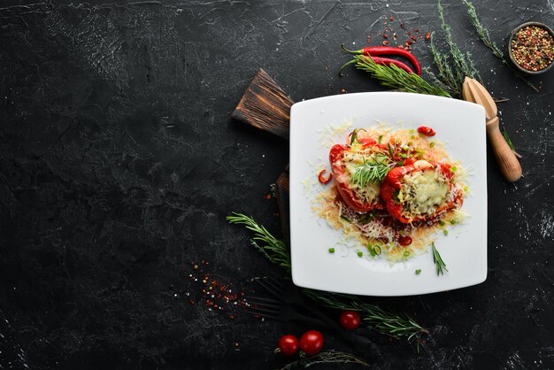 Poivre au paprika cuit au four avec du riz, des légumes et du fromage Plats du restaurant Vue de dessus Espace de copie gratuit