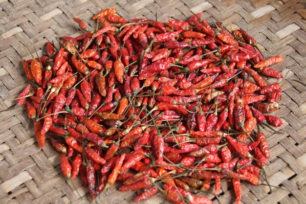 Photo poivre de cayenne séché au soleil sur une surface tissée