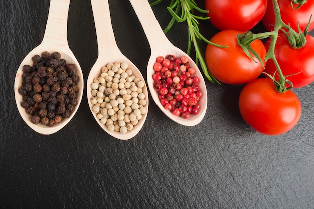 Poivre en cuillères en bois et tomates