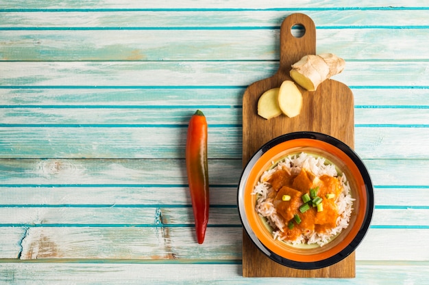 Poivre et gingembre près de curry