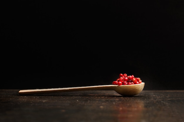 Poivre rouge dans une cuillère en bois