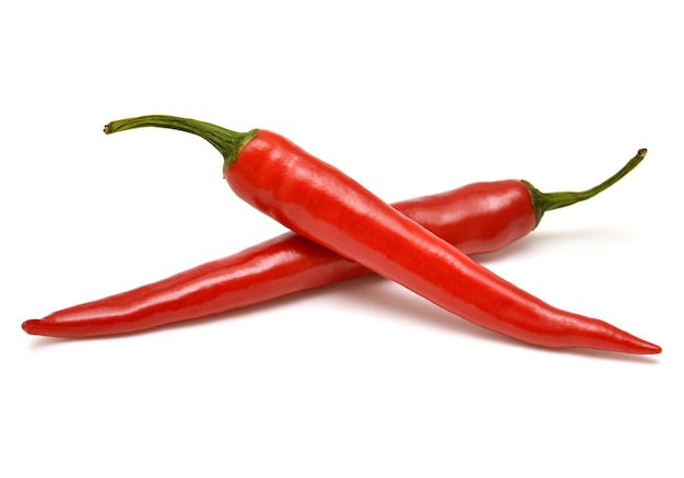 Poivre rouge isolé sur fond blanc