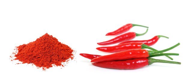 poivre rouge et poivre de cayenne isolés sur un fond blanc