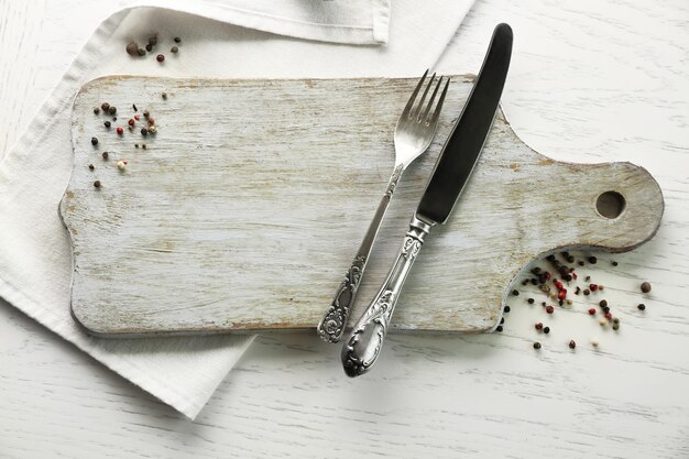 Photo poivre et ustensiles de cuisine sur un fond en bois clair