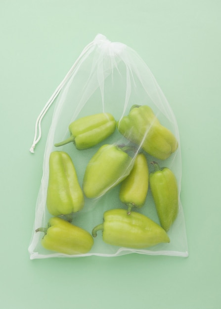 Photo poivre vert biologique dans un sac d'épicerie