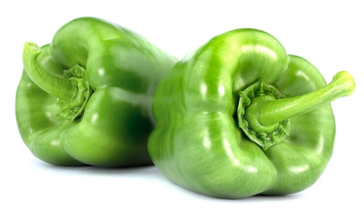 Photo poivre vert bulgare isolé sur fond blanc