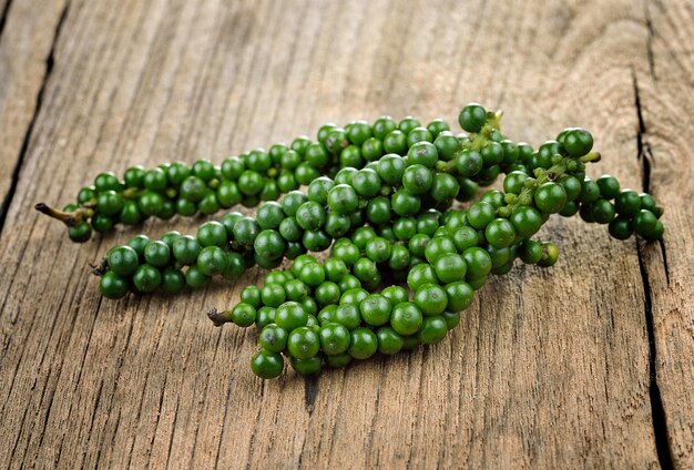 Poivre vert frais sur une table en bois