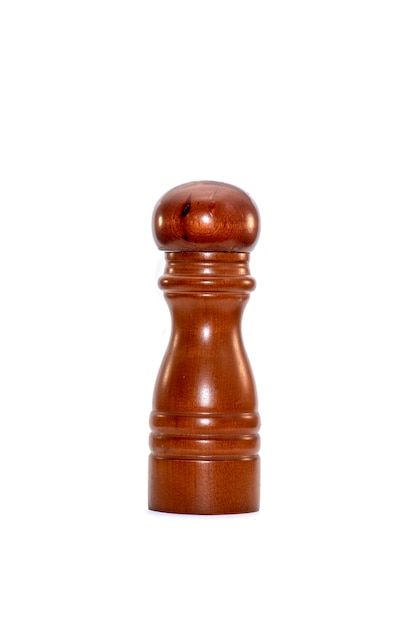 Poivrière en bois marron isolé sur fond blanc