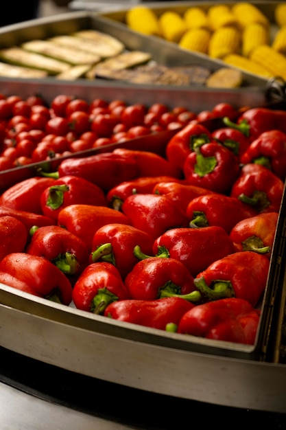 Poivron bulgare et tomates barbecue. Nourriture savoureuse. Buffet