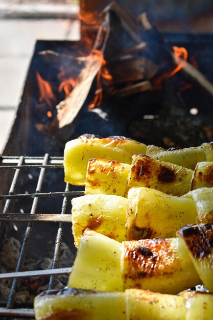 Poivron doux sur le gril Poivron coloré rôti au gril Poivrons rouges et jaunes Poivron jaune et rouge coloré grillé grillé au soleil