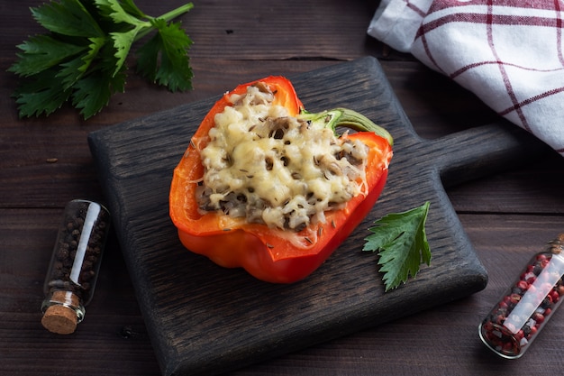 Poivron farci au riz, champignons et fromage aux herbes