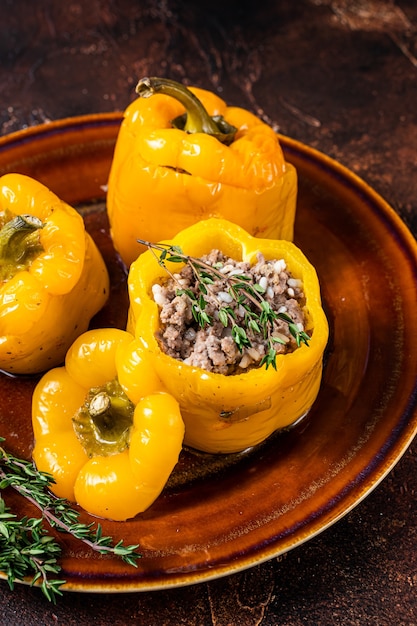 Poivron jaune farci de viande, riz et légumes