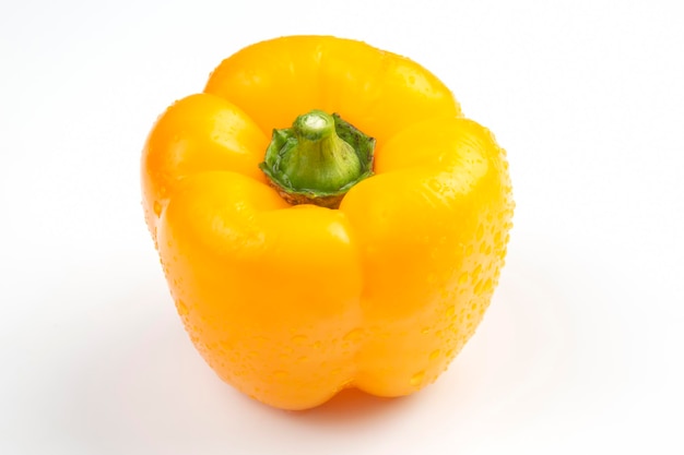 Poivron jaune sur fond blanc. nourriture vitaminée