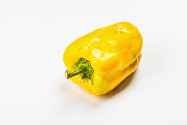 Poivron jaune mûr isolé sur fond blanc. Légumes frais, ingrédient pour cuisiner des aliments sains