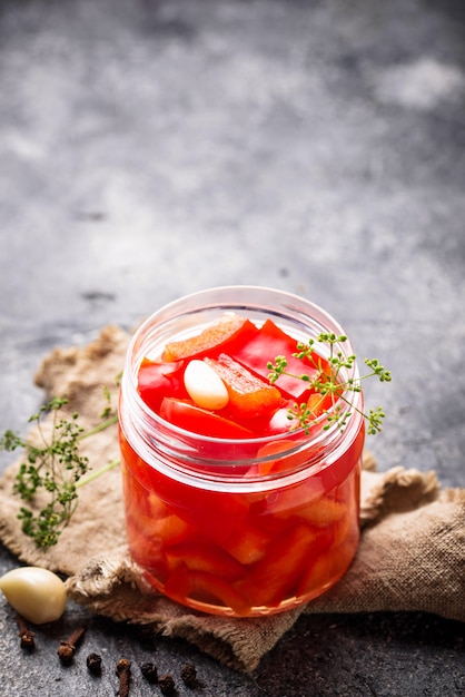 Poivron mariné maison dans un bocal