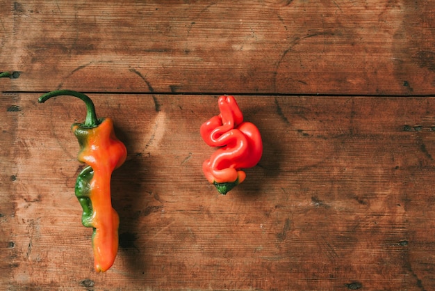 Poivron moche sur fond de bois Concept de production zéro déchet Vue de dessus Copier l'espace Légumes non ogm