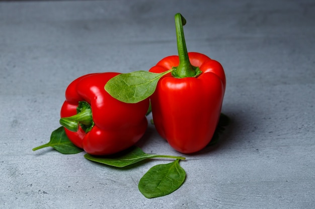 Poivron rouge aux épinards sur une table grise