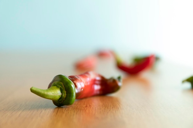 Poivron rouge bio sur table en bois