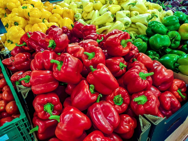 Poivron rouge sur l'étagère du supermarché