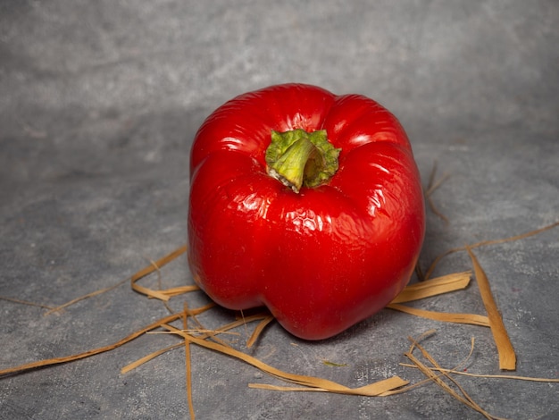 Poivron rouge froissé sur fond noir Récolte sur la table