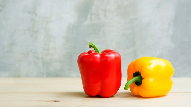 Poivron rouge et jaune sur une table en bois.