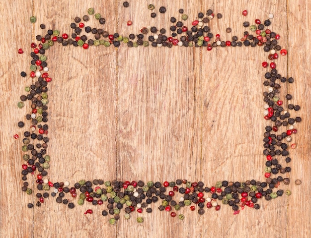 Poivron rouge, noir et vert sur table en bois