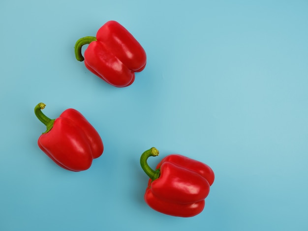 Poivron rouge (paprika) sur un mur bleu