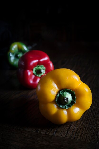 Poivron Rouge Poivron Vert Et Poivron Jaune Sur Table En Bois Et Fond Sombre