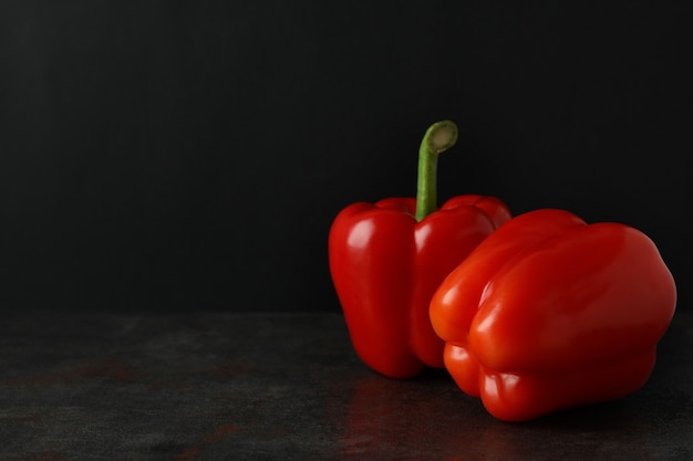 Poivron rouge sur table sombre, gros plan