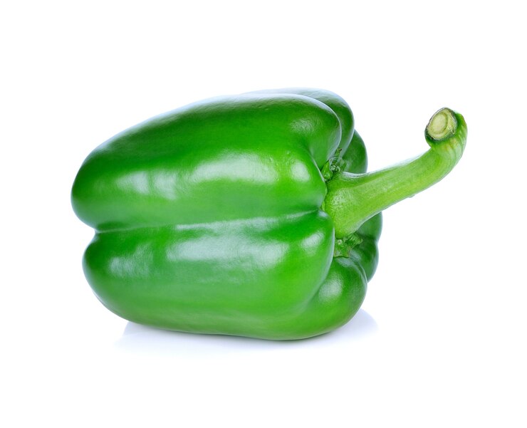 Photo poivron vert sur fond blanc