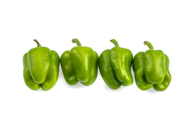 Poivron vert frais ou capsicum sur fond blanc