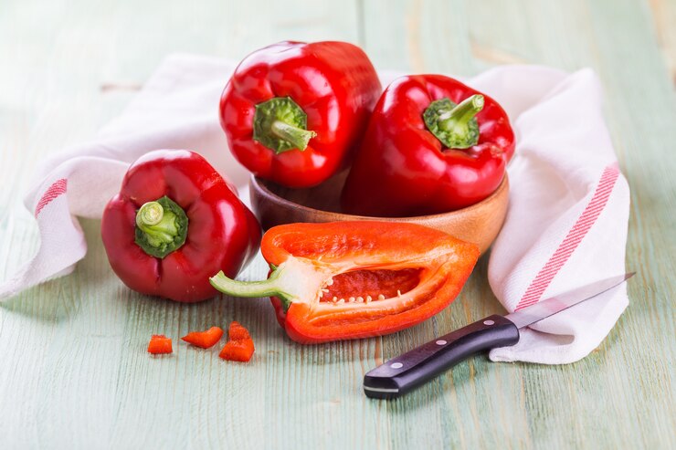 Photo poivrons bio frais sur une planche de bois