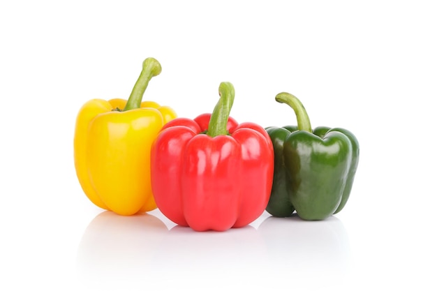 Poivrons ou capsicum isolé sur fond blanc