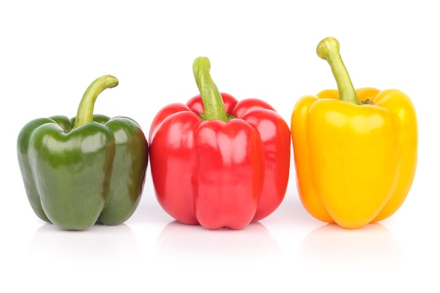 Poivrons ou capsicum isolé sur fond blanc