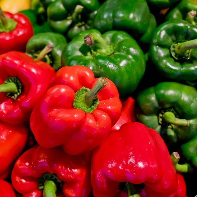 Poivrons colorés aux couleurs verts et rouges, fond naturel