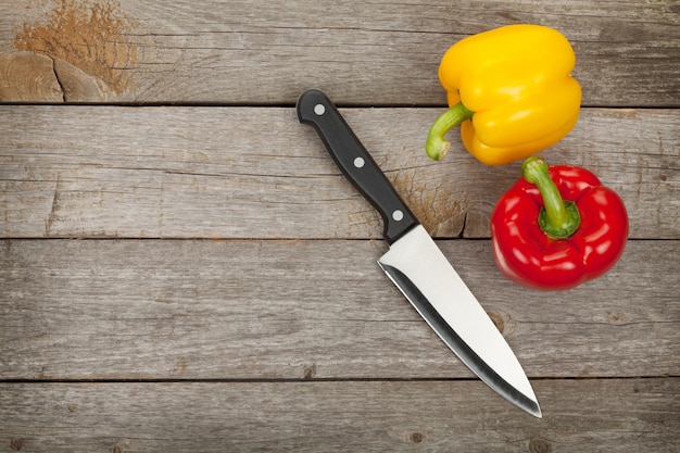 Des poivrons colorés et un couteau de cuisine