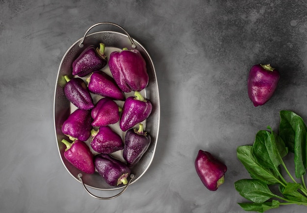 Poivrons colorés sur un plat.