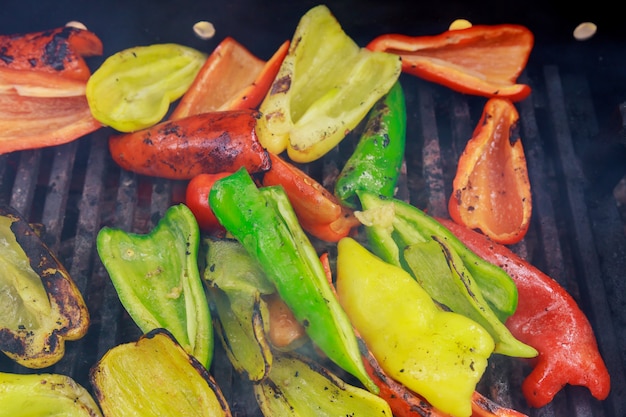 Poivrons colorés rôtis sur le gril.