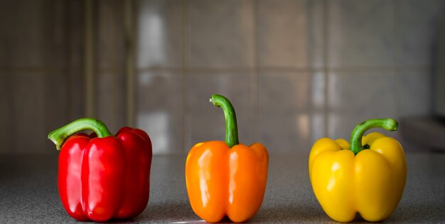 Poivrons colorés sur table