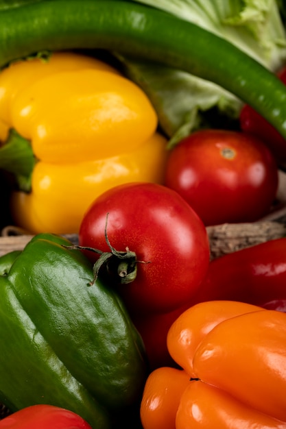 Poivrons colorés et tomates sur un plateau