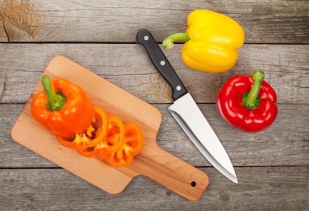 Des poivrons colorés et des ustensiles de cuisine