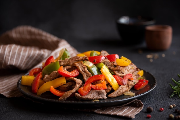 Poivrons cuits avec plat de légumes sains à la viande