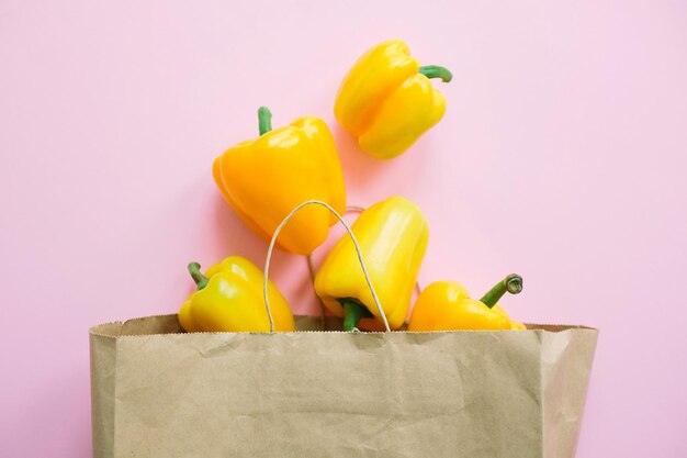 Poivrons Dans Un Sac En Papier Sur Fond Rose à Plat Zéro Déchet Shopping Sans Plastique Faire Les Courses En Ligne Commandez Des Aliments Biologiques Frais Et Faites-les Livrer En Toute Sécurité Restez à La Maison