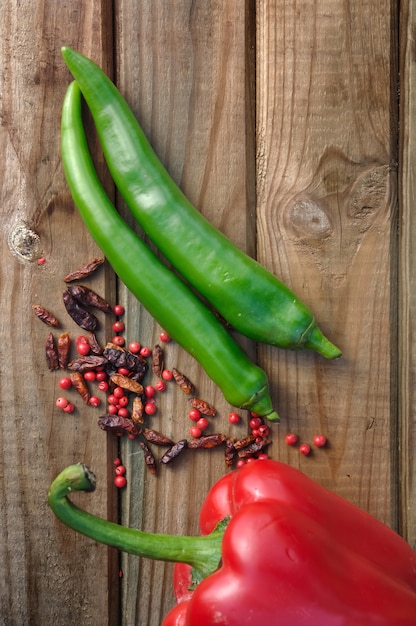 Poivrons de différentes variétés sur une table en bois