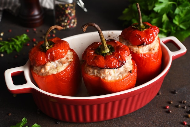 Poivrons farcis cuits avec de la viande et du riz sur fond de béton foncé