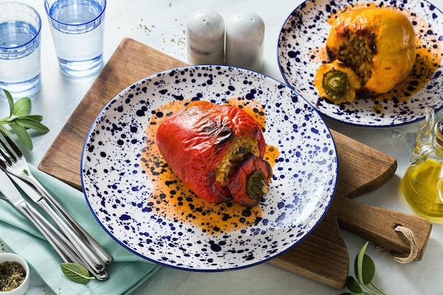 Poivrons farcis doux sur une table servie coupée d'en haut