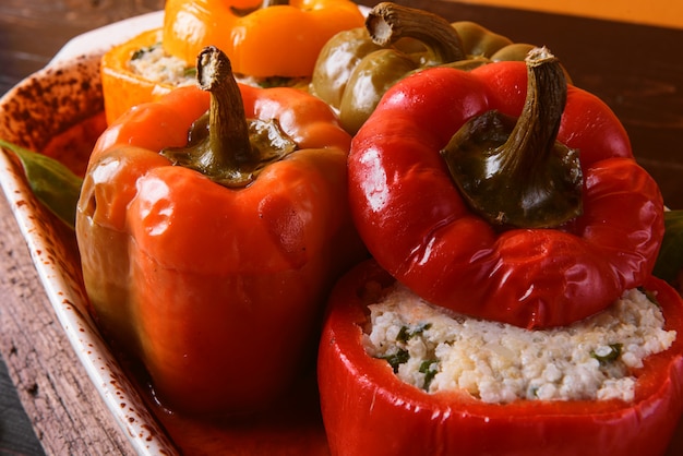 Poivrons Farcis Maison. Avec Une Garniture De Basilic, D'épinards, De Fromage Et D'épices. Avec Sauce De Tomates Fraîches Faites Maison. Fait Dans Un Style Rustique.