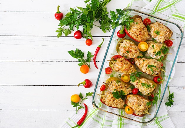 Poivrons farcis Poulet haché au chili au poivre avec de la tomate