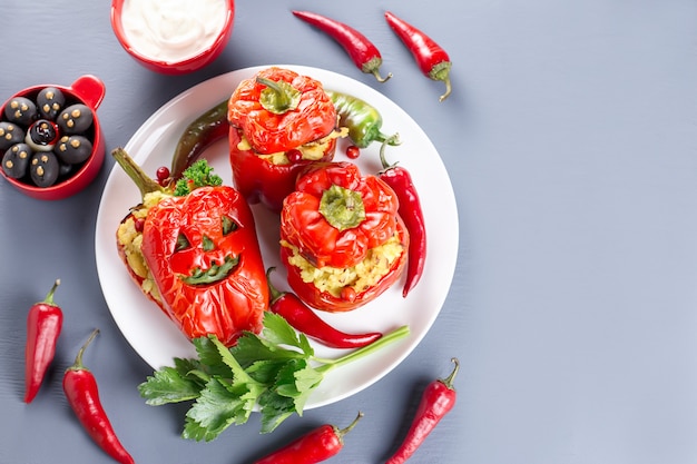 Poivrons farcis rouges avec des visages effrayants se bouchent. Vue de dessus